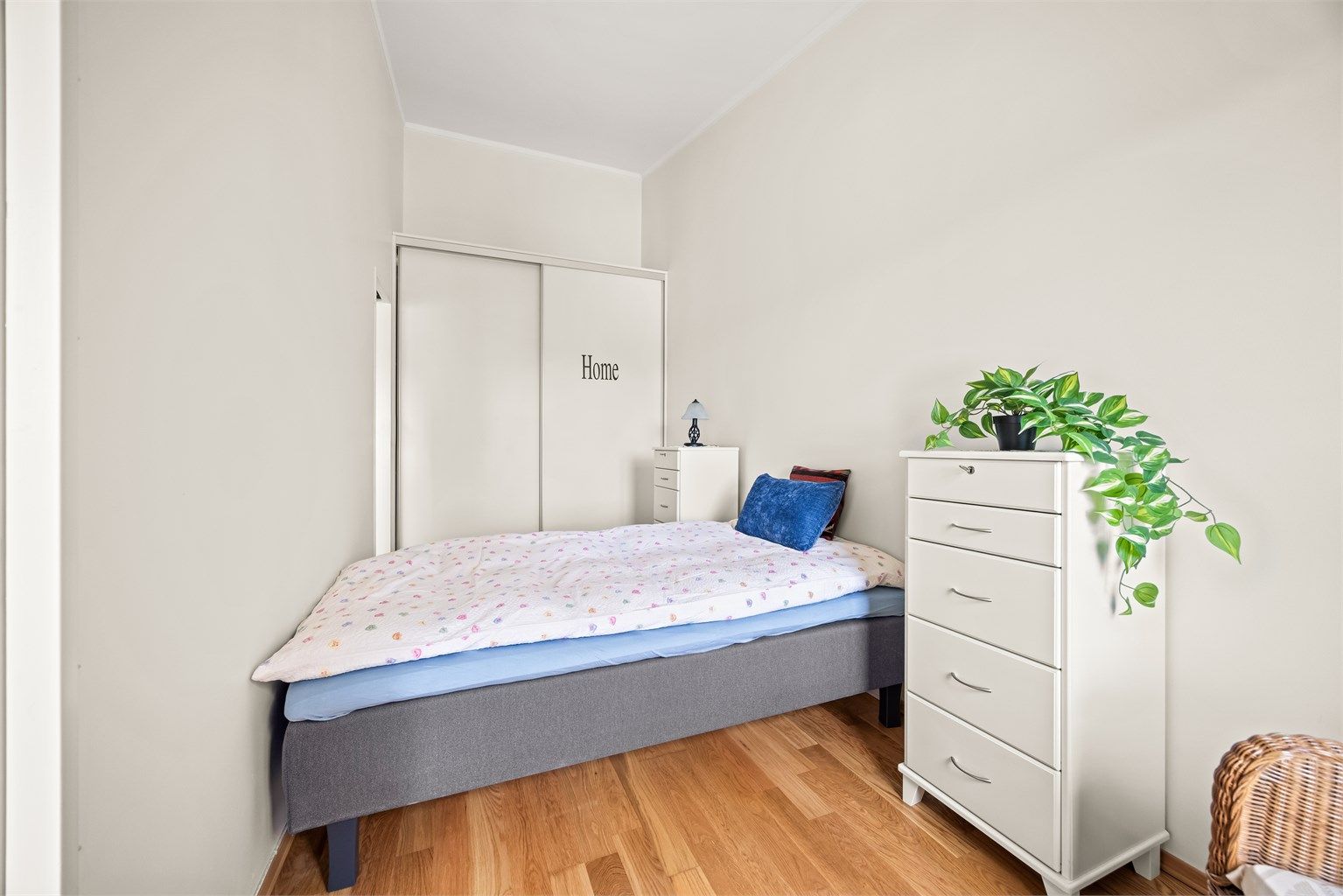Skyvedørsgarderobe gir effektiv utnyttelse av plassen.
