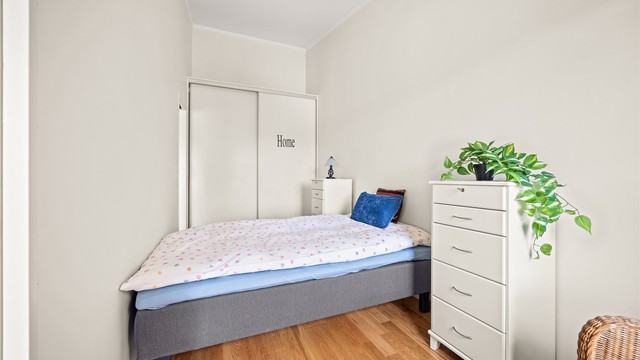 Skyvedørsgarderobe gir effektiv utnyttelse av plassen.