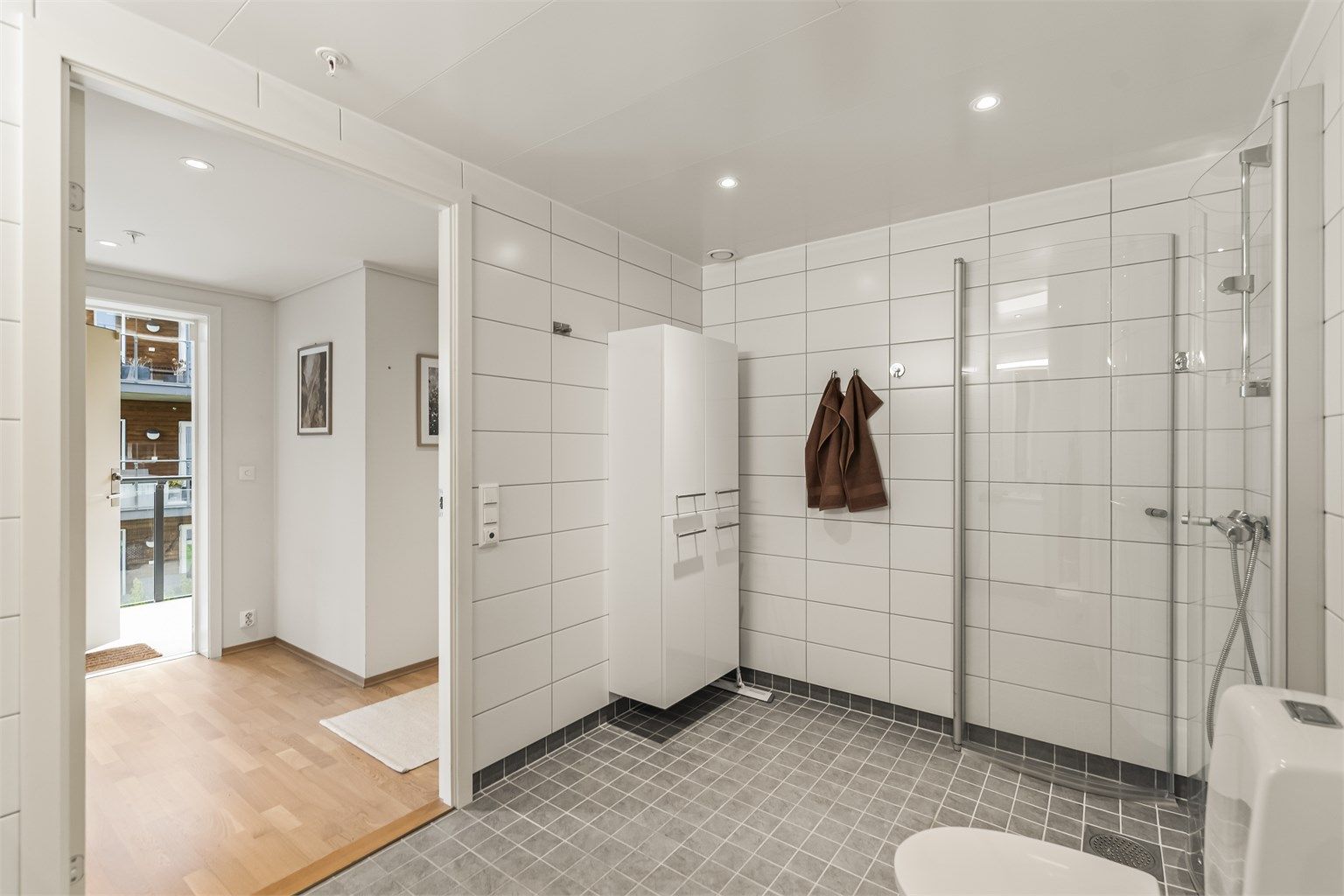 Badet har innfelte downlights i himlingen og mekanisk avtrekk.