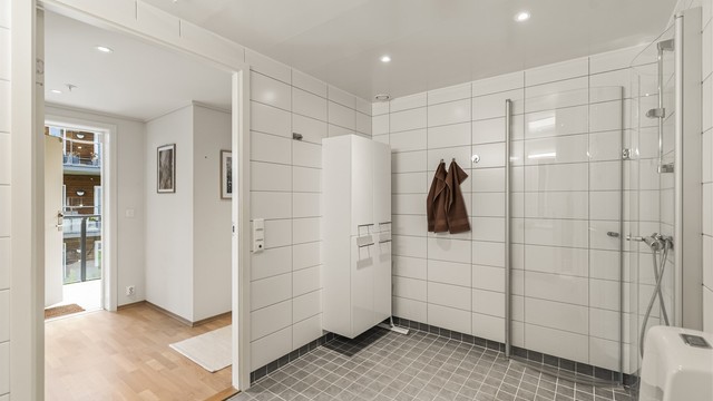 Badet har innfelte downlights i himlingen og mekanisk avtrekk.