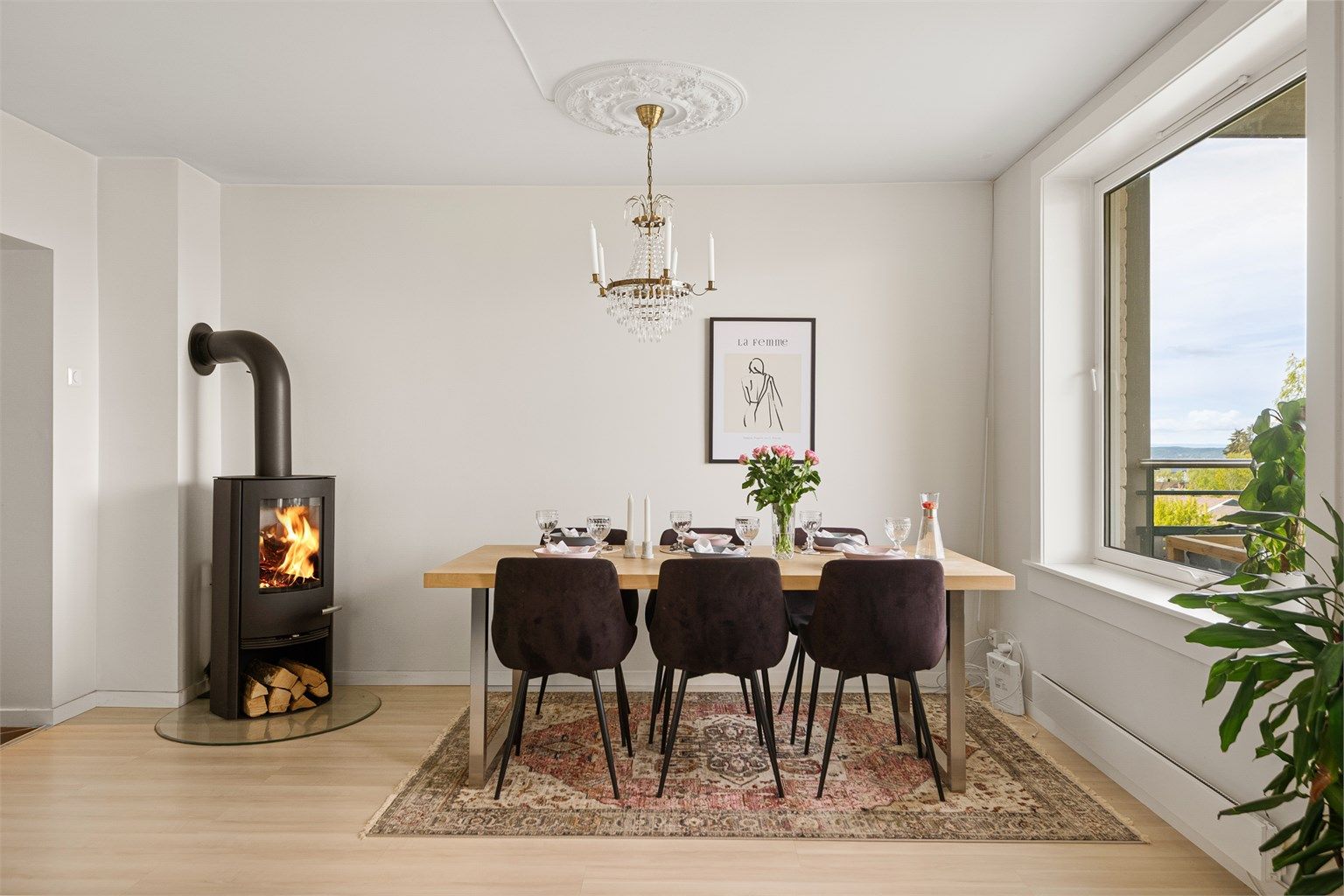 Her er det god plass til spisebord med hyggelig utsyn.