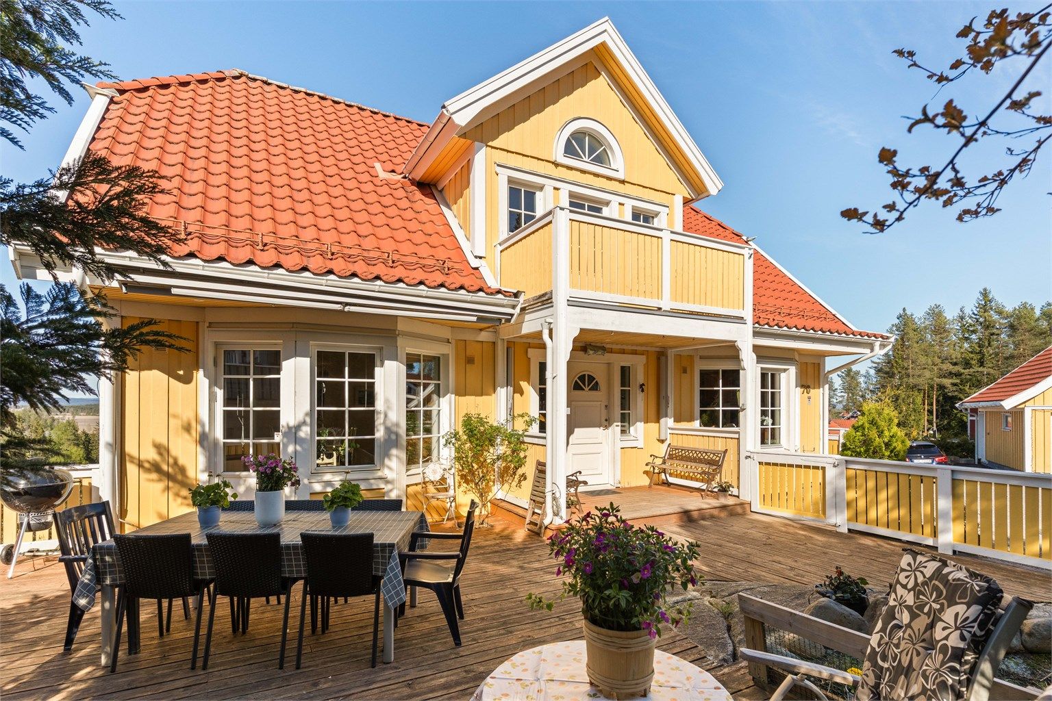 Hovedinngangen er overbygget og leder inn til en romslig terrasse.