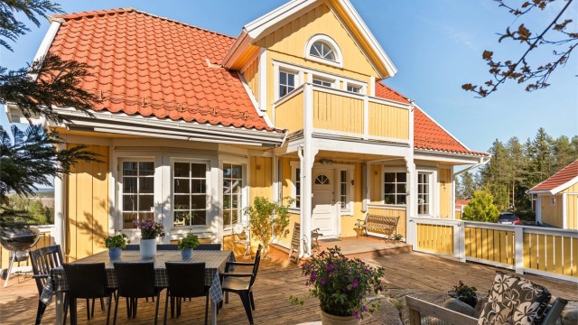 Hovedinngangen er overbygget og leder inn til en romslig terrasse.