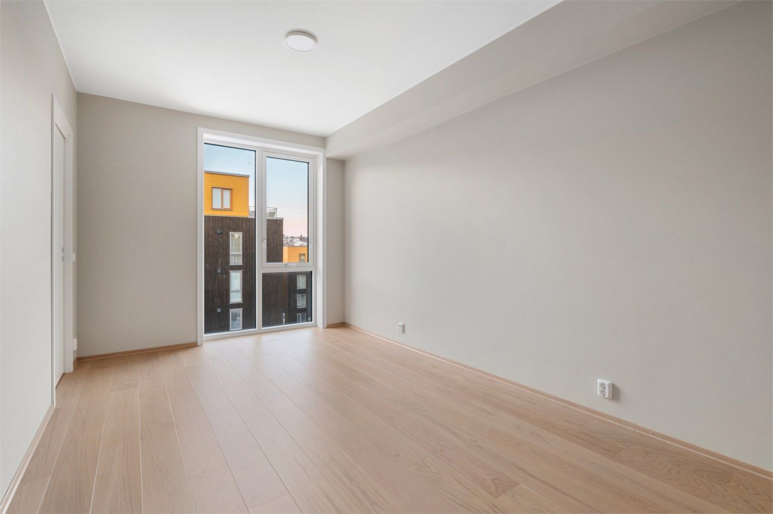 Hovedsoverommet måler romslige 13 kvm og har god plass til både dobbeltseng i ønsket størrelse og annet soveromsmøblement.