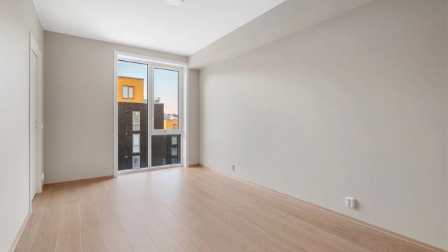 Hovedsoverommet måler romslige 13 kvm og har god plass til både dobbeltseng i ønsket størrelse og annet soveromsmøblement.