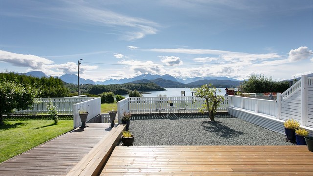 Utsyn mot Borgundfjorden og Sulafjellet fra uteområdet.