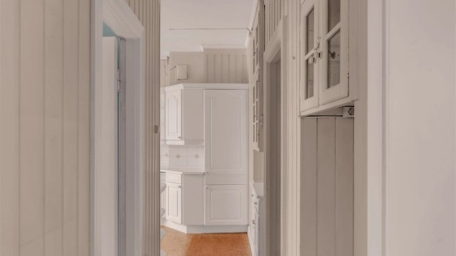 Den originale anretningen mellom kjøkken og spisestue er bevart.
