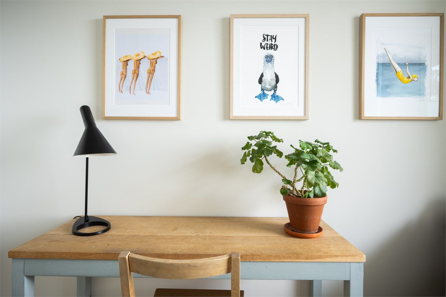 God plass til skrivepult ved vinduet.