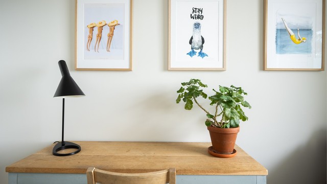 God plass til skrivepult ved vinduet.