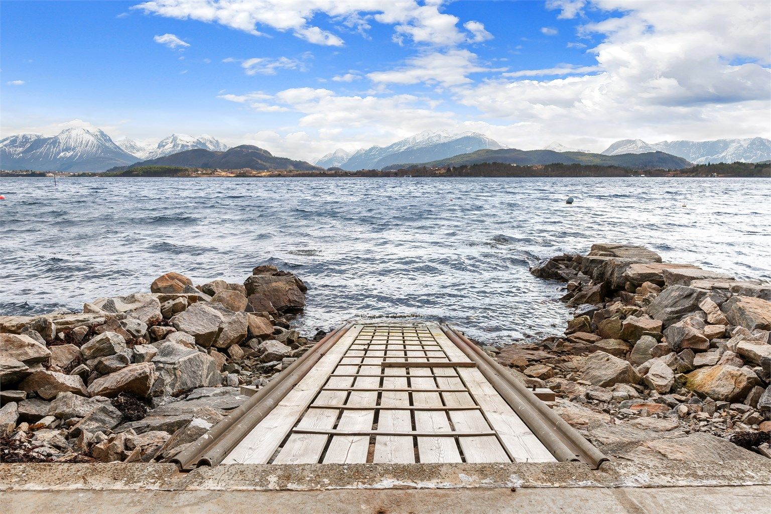 Flott beliggenhet mot Borgundfjorden