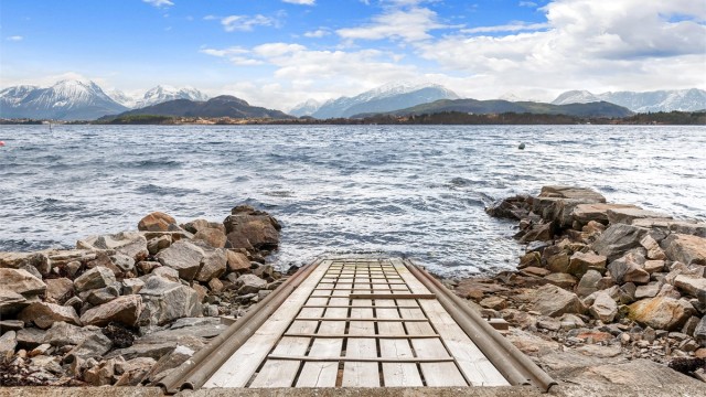 Flott beliggenhet mot Borgundfjorden