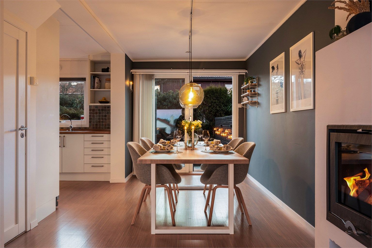 Fra kjøkken er det nedgang til kjeller. 