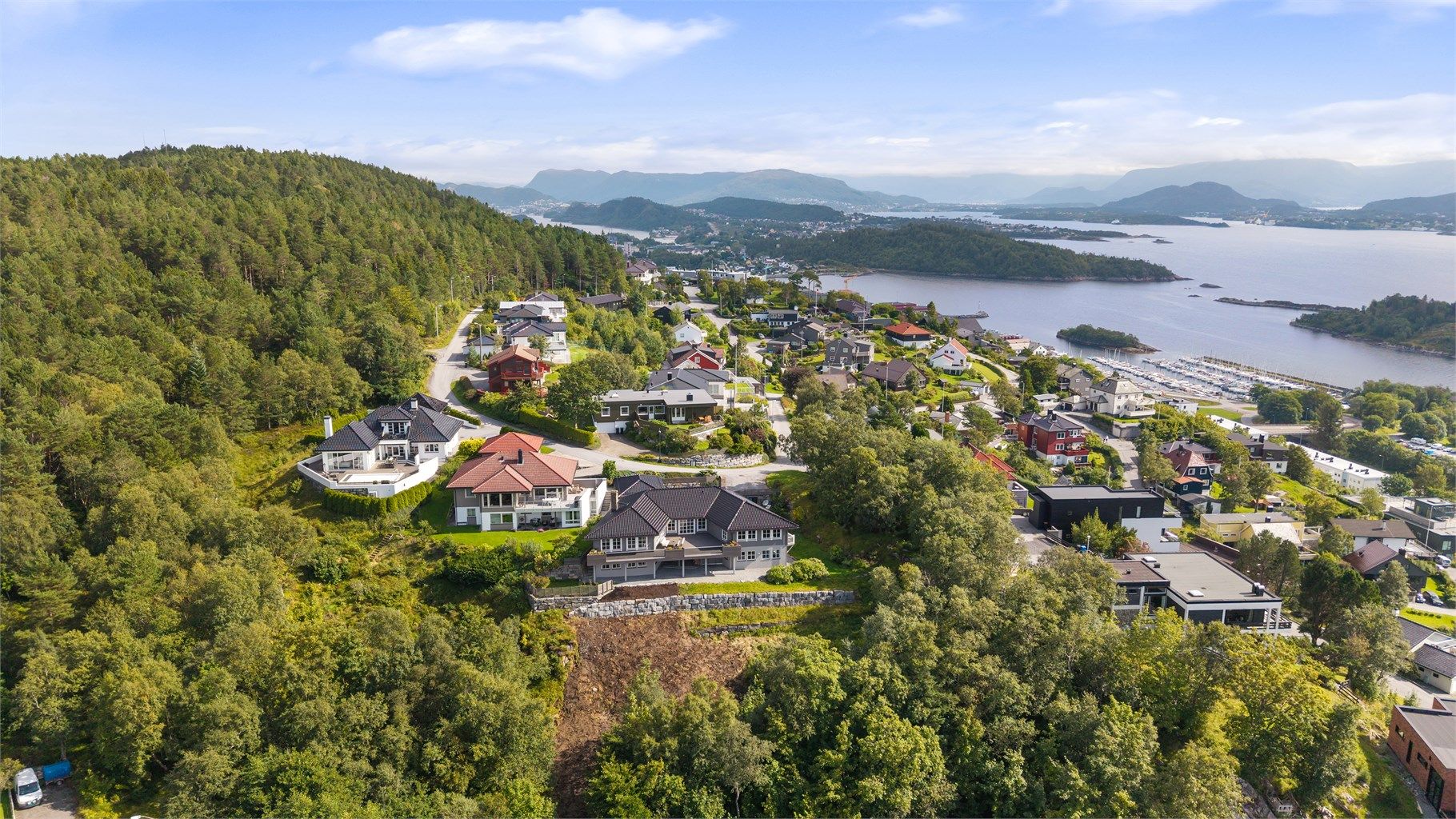 Fra eiendommen er det gangavstand til Volsdalsberga med park, turstier og badeplasser.