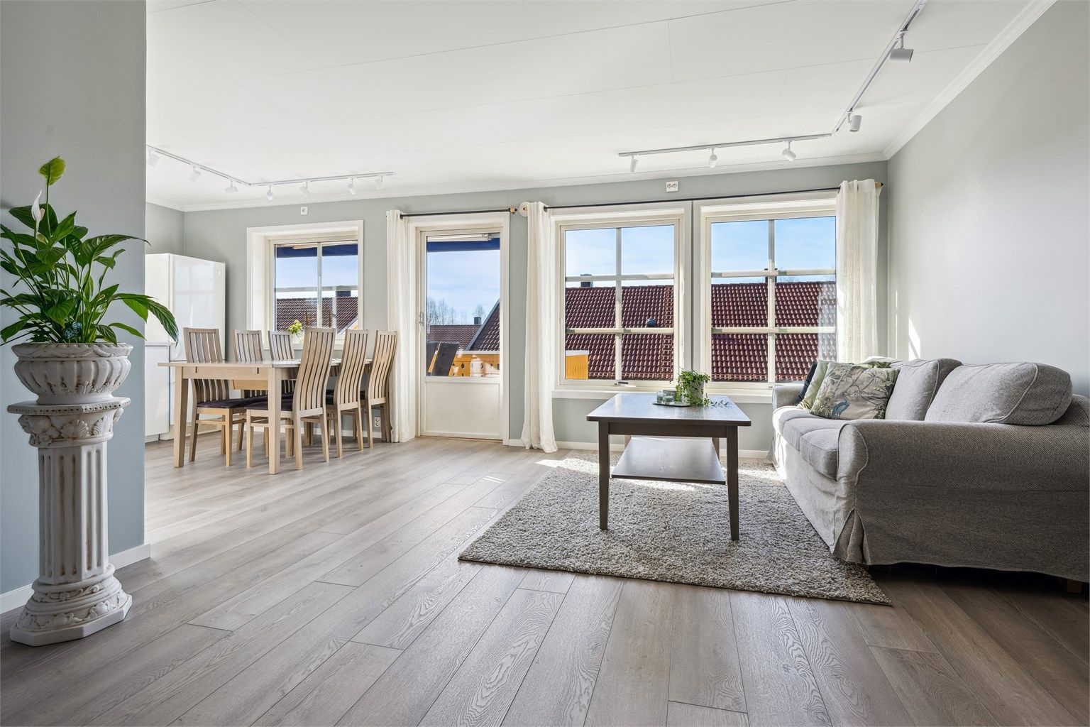 Velkommen til Nedre Solhellinga 14B - En innbydende og flott 4-roms eierleilighet beliggende på Sand