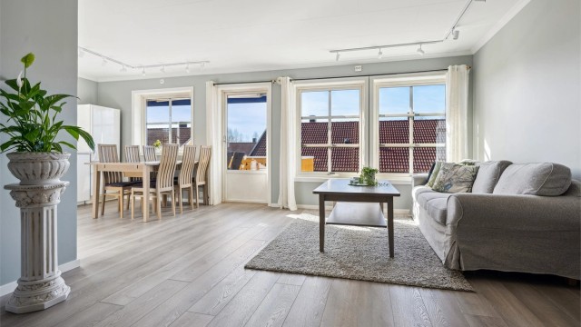 Velkommen til Nedre Solhellinga 14B - En innbydende og flott 4-roms eierleilighet beliggende på Sand