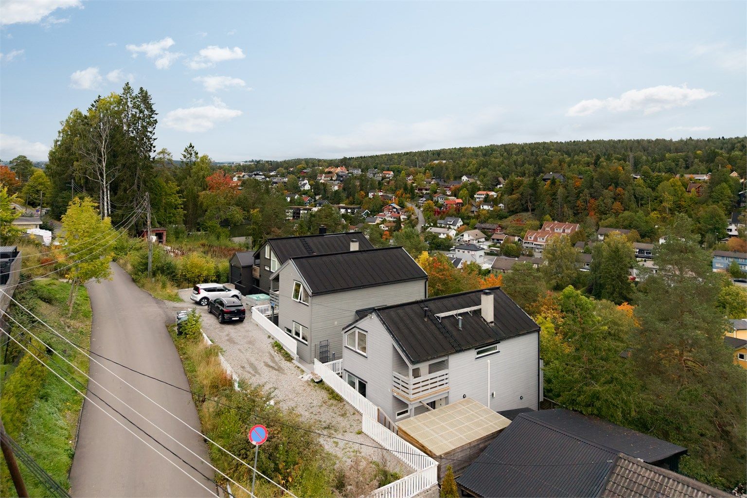 Rolig adkomstvei i et barnevennlig og etablert boligområde på Toppåsen.