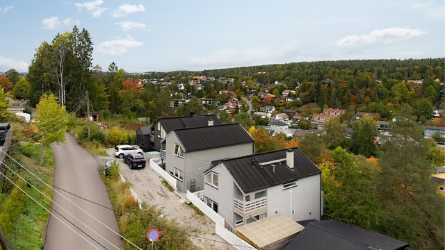 Rolig adkomstvei i et barnevennlig og etablert boligområde på Toppåsen.