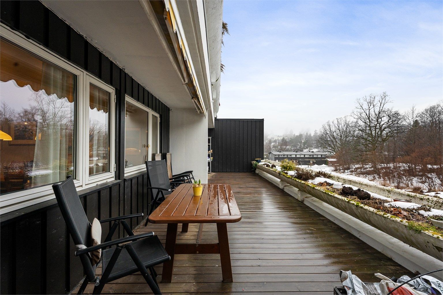 Den store terrassen strekker seg langs store deler av leiligheten.