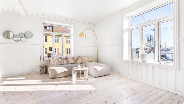 Store tre-fags T-vinduer gir både utsyn og gode lysforhold i stuen.