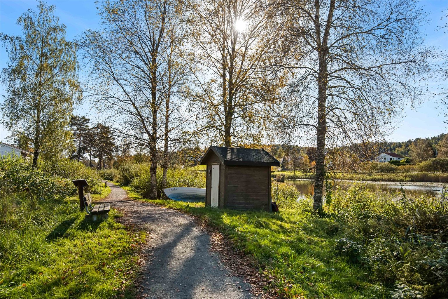 Opparbeidet tursti langs vannkanten ved Stivann.