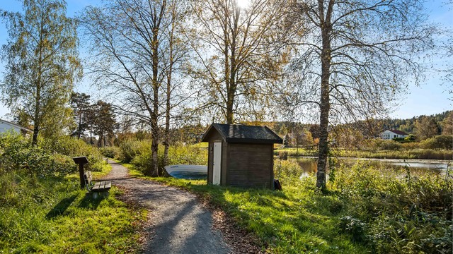 Opparbeidet tursti langs vannkanten ved Stivann.
