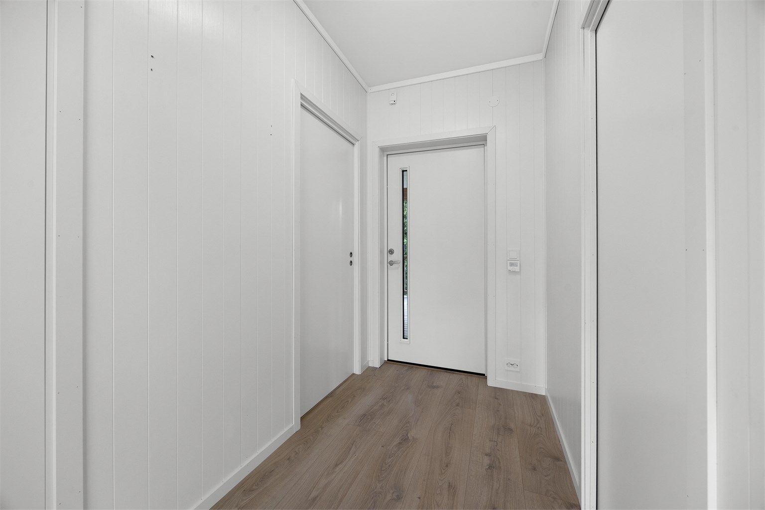 Entréen har vannbåren varme og god plass til oppheng av yttertøy.