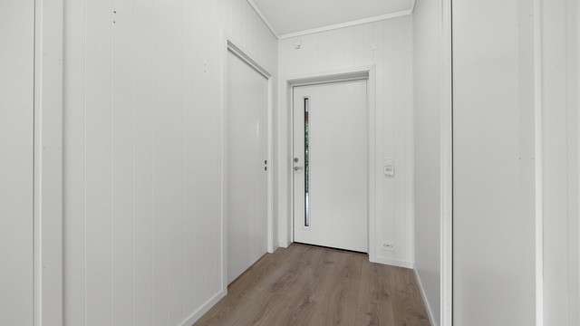 Entréen har vannbåren varme og god plass til oppheng av yttertøy.