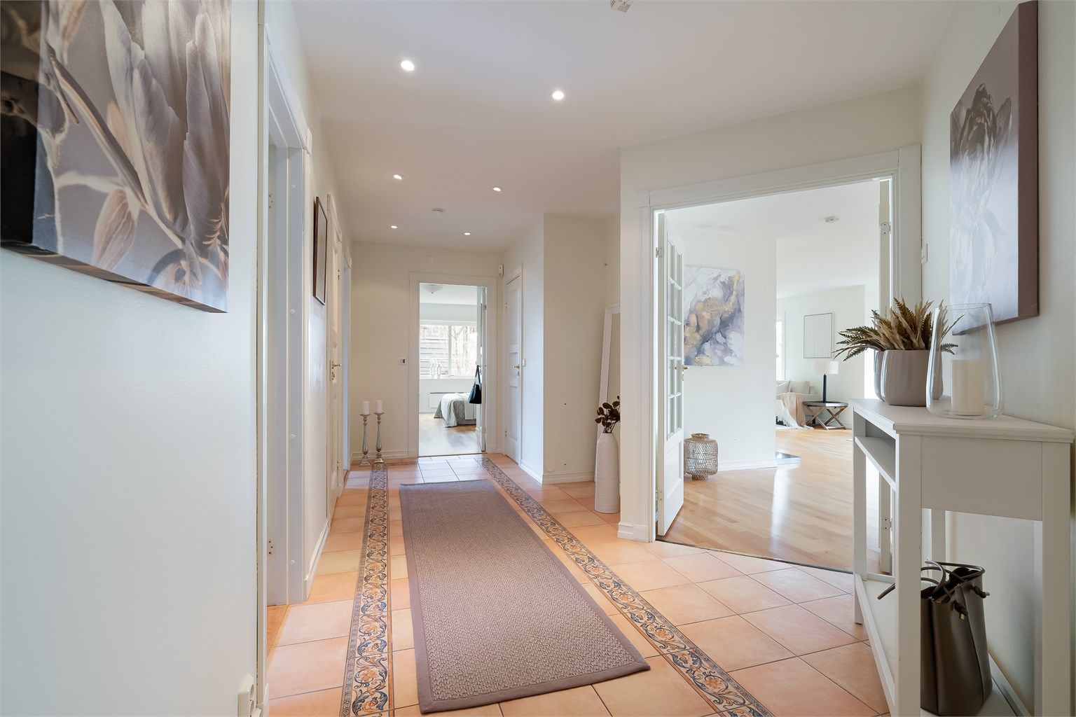 Her kan man henge fra seg jakker og sko, og entréen gir et godt førsteinntrykk av boligen. Det er varmekabler i gulv.