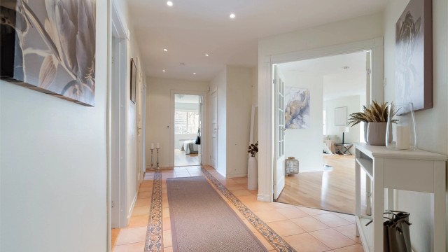 Her kan man henge fra seg jakker og sko, og entréen gir et godt førsteinntrykk av boligen. Det er varmekabler i gulv.