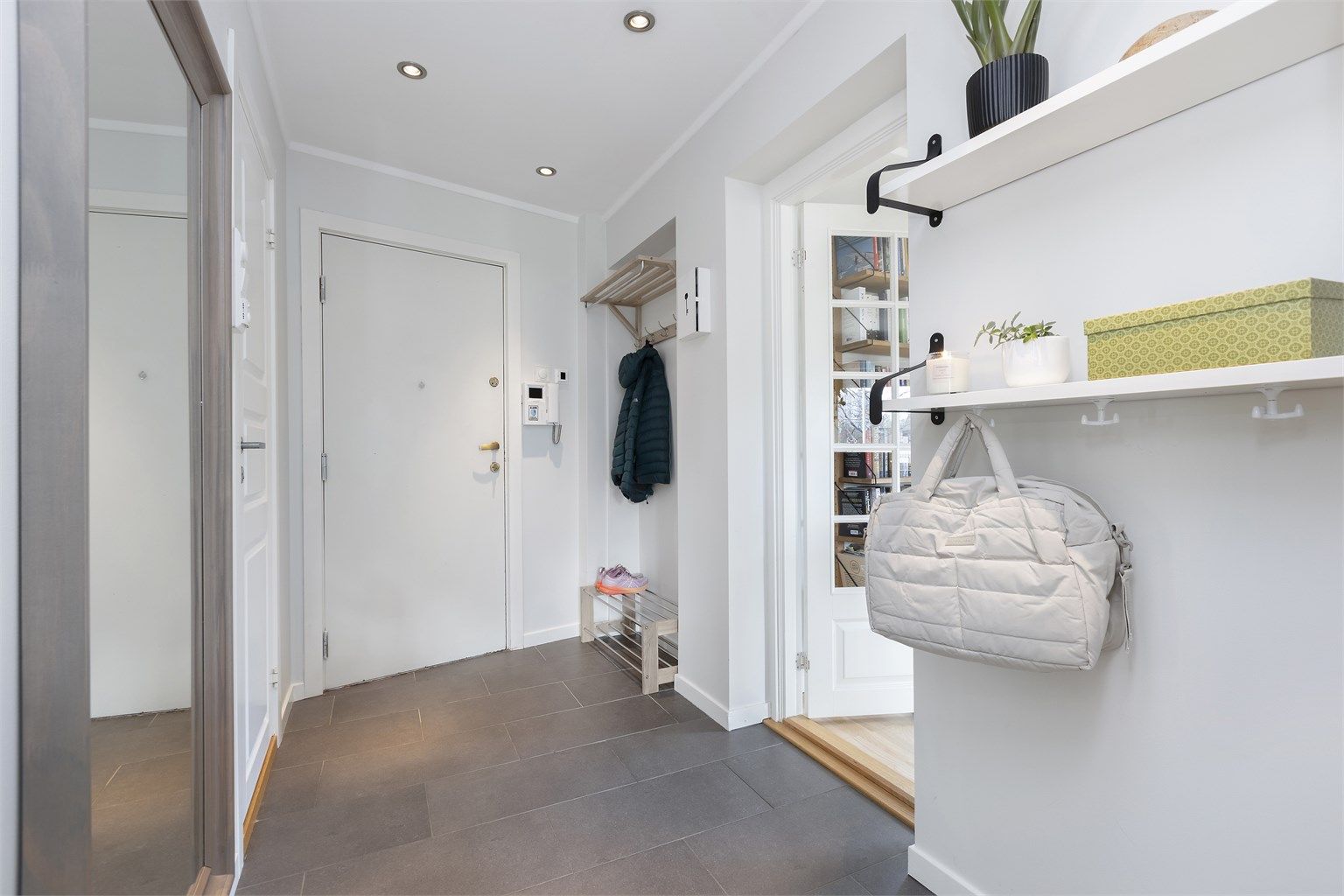 I entréen er det gulvvarme som gir en behagelig velkomst. Termostaten er ny fra 2025.