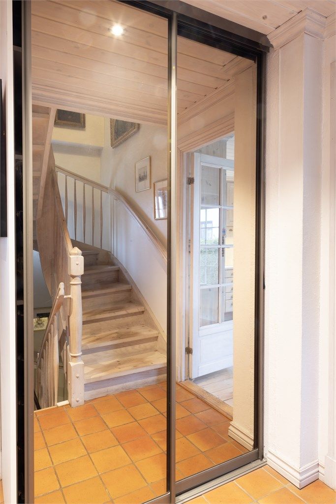 Speildørsgarderobe bidrar til at gangen holdes ryddig.