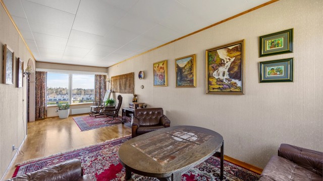 Store vindusflater i stuen slipper inn rikelig med dagslys og gir utsikt over omgivelsene.