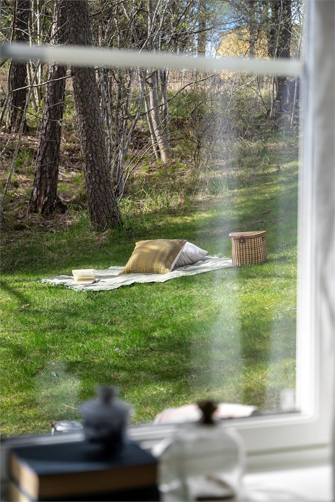 Her bor du i idylliske omgivelser med store grøntarealer utenfor 
