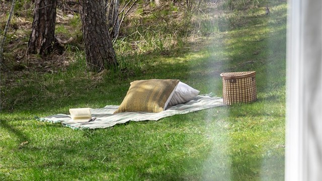 Her bor du i idylliske omgivelser med store grøntarealer utenfor