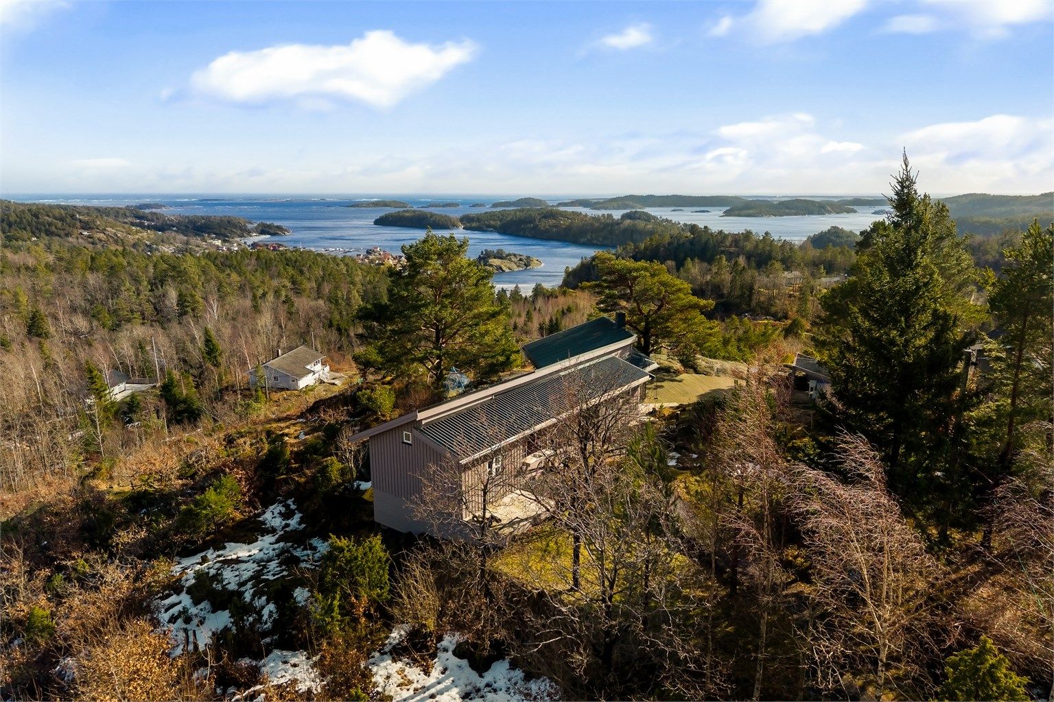 Utsikten er fabelaktig. Fullmånen over Stråholmen er som tatt fra et bilde av Munch.