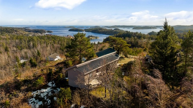 Utsikten er fabelaktig. Fullmånen over Stråholmen er som tatt fra et bilde av Munch.
