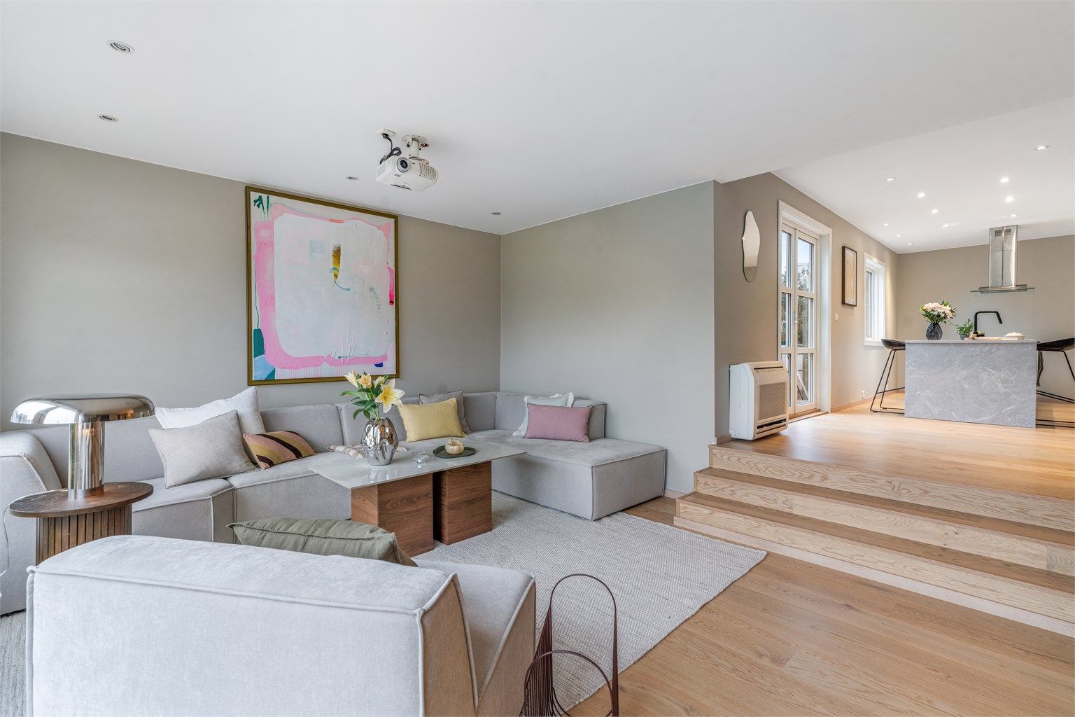 Stuen og kjøkkenet er i en åpen løsning, som skaper en luftig og sosial sone.