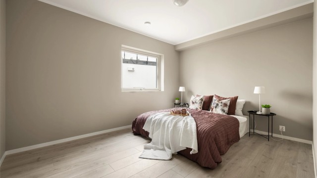 Hovedsoverommet og ytterligere to soverom er samlet på én flate i første etasje.