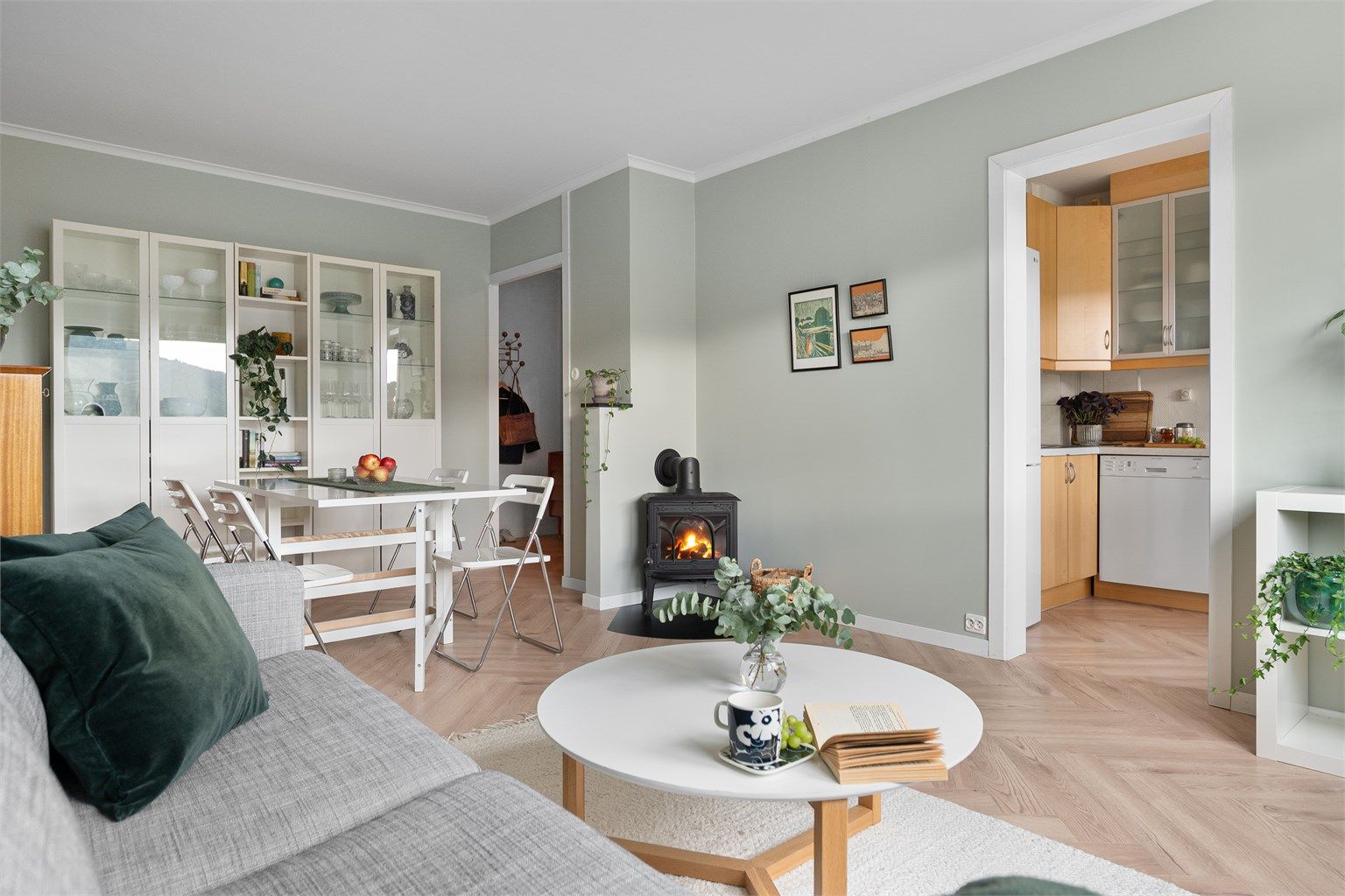 - I stuen er det god plass til inndeling av to soner -