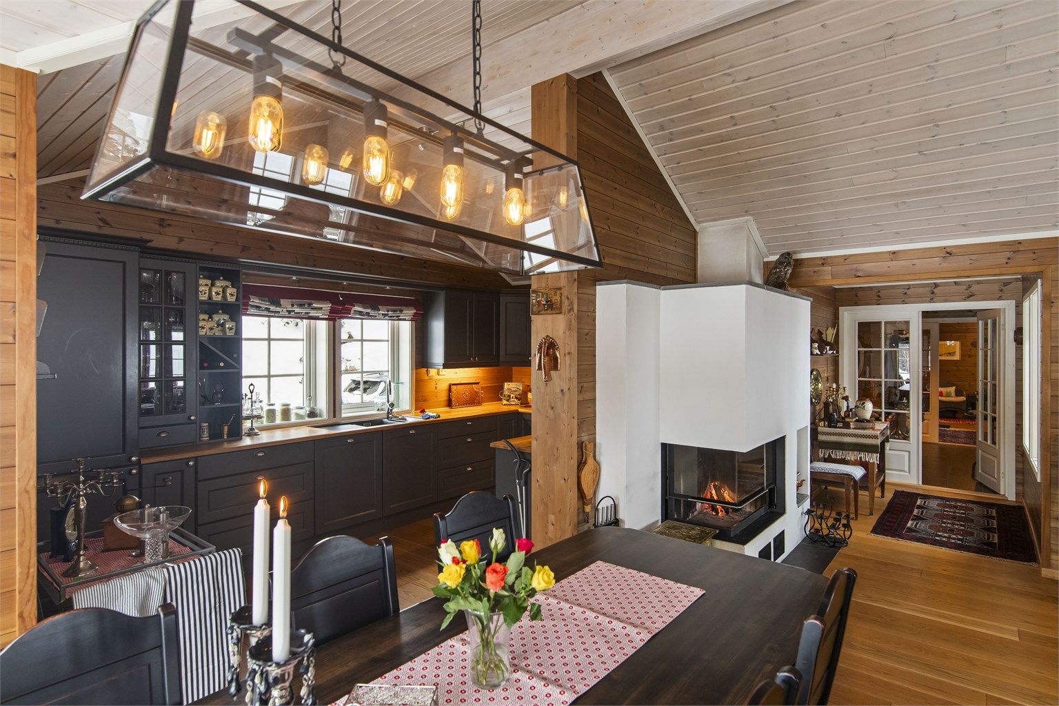 Lunt og trivelig innredet med pene heltre eikegulv, beisede panelflater og hvittet panel i tak