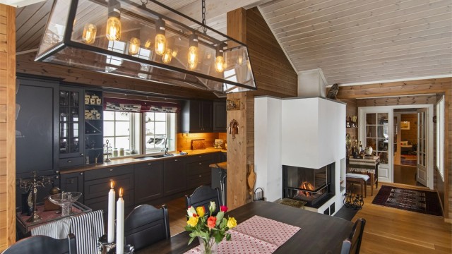 Lunt og trivelig innredet med pene heltre eikegulv, beisede panelflater og hvittet panel i tak