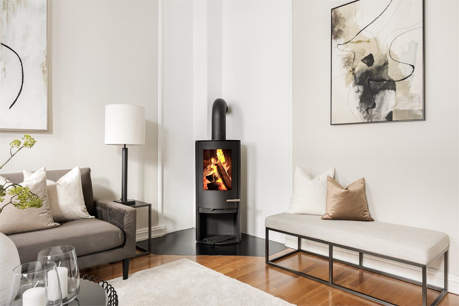 I stuen er det også en herlig og velfungerende peisovn - perfekt for kalde vinterkvelder.