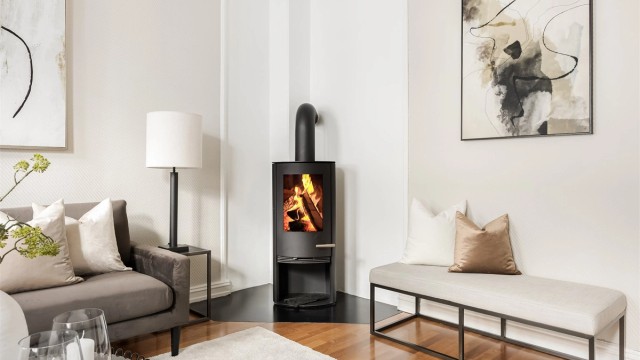 I stuen er det også en herlig og velfungerende peisovn - perfekt for kalde vinterkvelder.