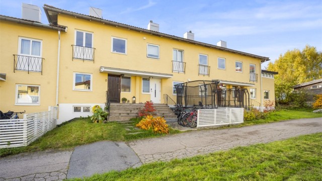 Velkommen til Bølersvingen 18D - rekkehus over 3 plan med utgang til felles, barnevennlig tun.