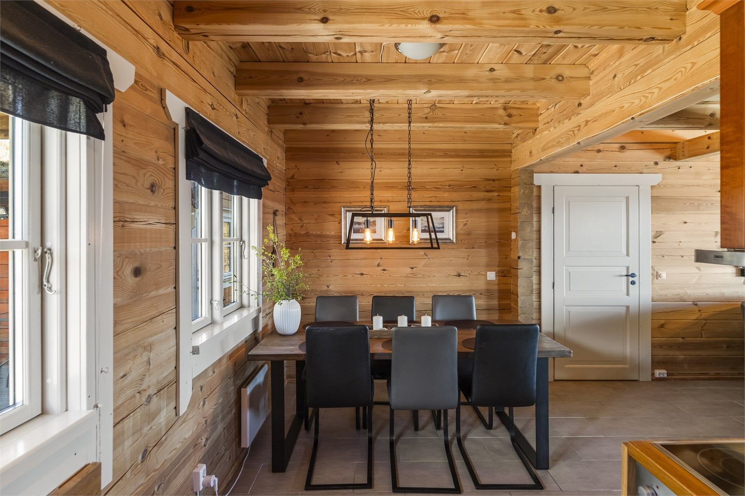 Spisestuen har god plass til et langbord for hyggelige måltider med familie og venner.