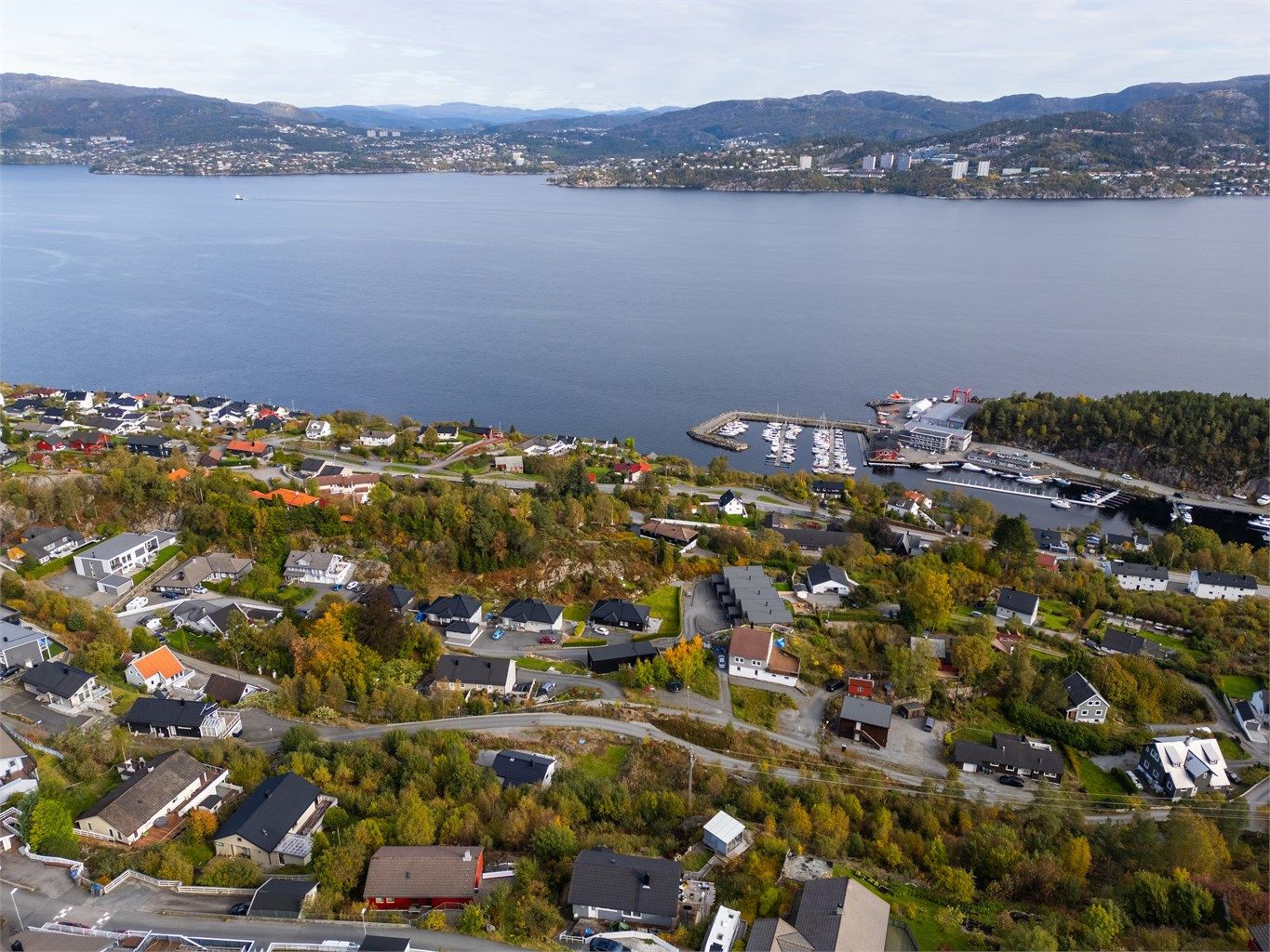 Omgivelsene er barnevennlige med blant annet Bakarvågen barnehage bare et par minutter unna. Med bil er det kun 3-4 minutter til de nærmeste skolene.
Nærmeste busstopp finner du ved å benytte snarvei ned til hovedvei alternativt i Florvågbakken.