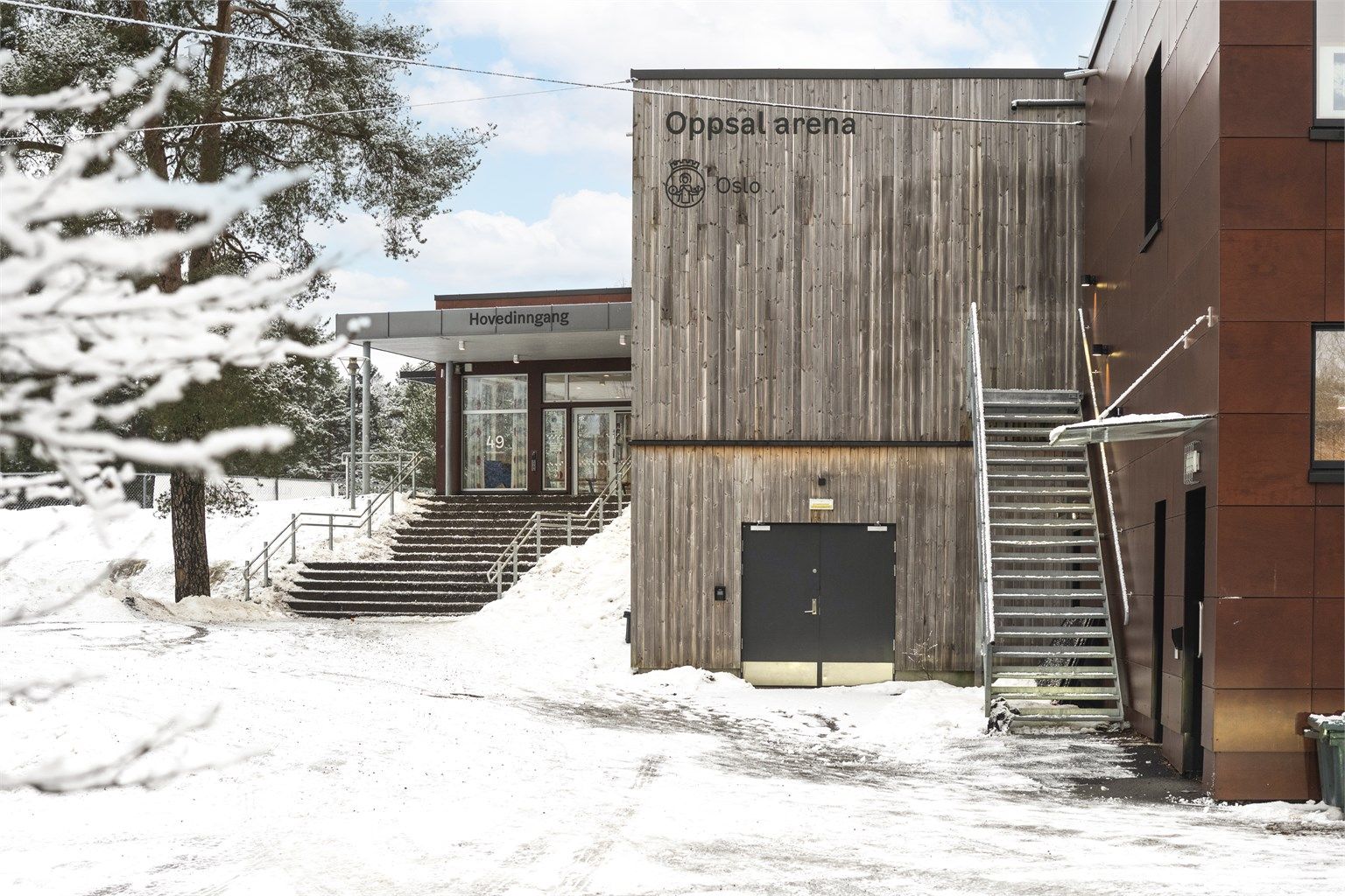 Oppsal arena med sine idrettsfasiliteter ligger noen hundre meter unna.