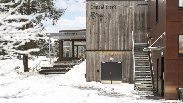 Oppsal arena med sine idrettsfasiliteter ligger noen hundre meter unna.