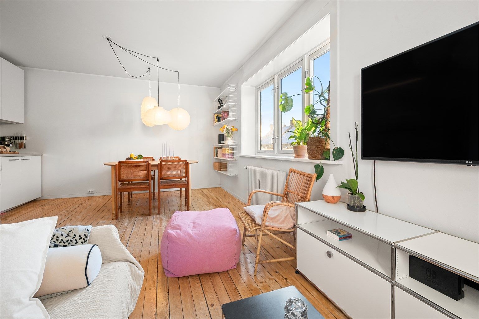 Den åpne løsningen mellom stuen og kjøkkenet er ideell for sosial matlaging.