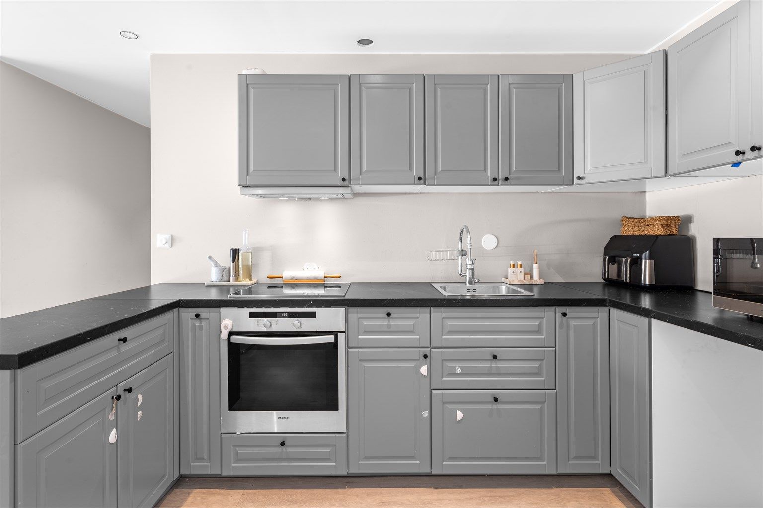 Kjøkkenet har integrert koketopp og stekeovn. Det er opplegg for oppvaskmaskin.